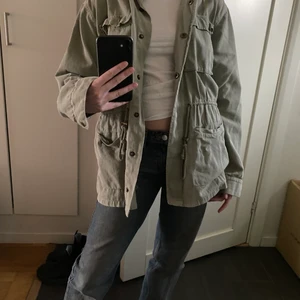Vårjacka - En härlig grön vårjacka. Är storlek 44 och sitter därför snyggt oversize på mig, fungerar nog för de flesta beroende på hur man vill ha den🥰  I bra skick! Köpare står för frakt💕