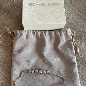 Michael kors armband  - Michael kors armband i silver. Justerbar länk. Kartong medföljer. 