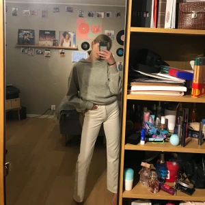 Weekday jeans - Jättefina vita jeans i modellen row från weekday. Nästan helt oanvända så iprincip nyskick. Storleken är 26/32, men skulle säga att de är lite små i storleken. Om du har några frågor är det bara att skriva💛💛