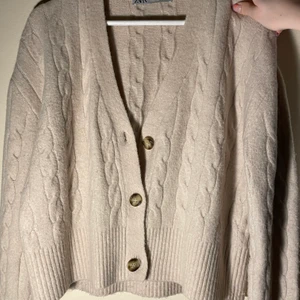 Gullig Zara kofta💕 - Jätte fin beige kofta ifrån Zara💓 Fint skick, använd väldigt få gånger 💜 Nypris-359kr