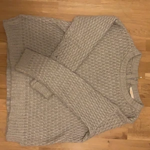 Stickad tröja - Använd, inga hål eller annat, pris kan diskuteras 