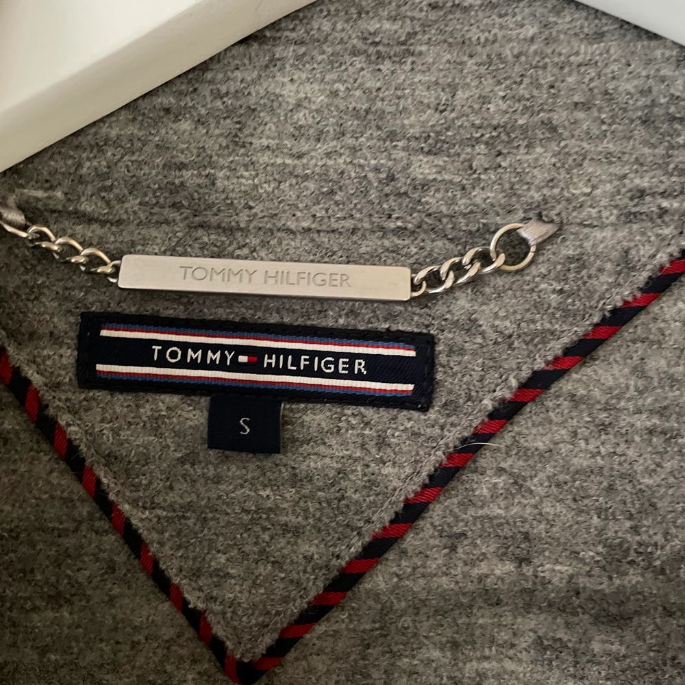 Kappa i 100% ull från Tommy Hilfiger. Otroligt bra skick, säljer pga att jag köpt en annan. Den är tunn och funkar utmärkt på vår/höst men även på vinter med en tjock tröja under! ✨ Nypris ca 2000:-. Kan mötas upp i Linköping alternativt skickas mot fraktkostnad. . Jackor.