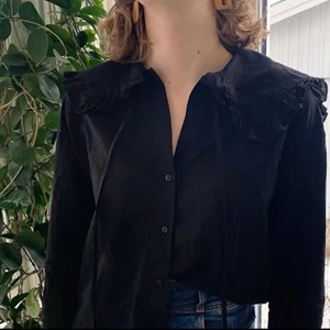 Blus Ginatricot strl 34 - Underbar volangblus🤠 perfekt att ha under stickade tröjor. I väldigt bra skick. Storlek 34 men passar 36-38. Tveka inte med att kontakta oss för köp, frågor, mått etc!