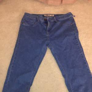 Blåa jeans från New Yorker Strl 33. Lite trasig. Köparen står för frakt 