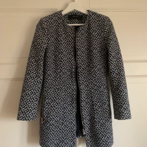 Blazer/ kavaj från Zara  - Jättefin Blazer/kavaj från zara. Använd ett fåtal gånger därav är den i väldigt fint skick. Köpare står för frakt. Hör av er om ni undrar något eller om ni vill ha fler bilder. 