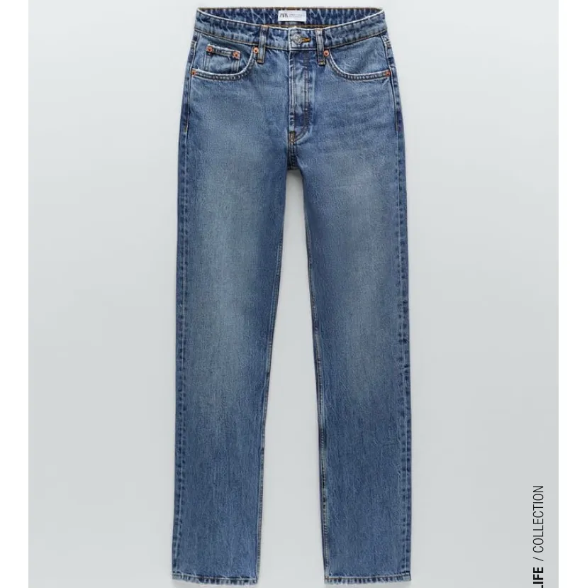 Supersnygga ZARA jeans (helt nya)💗💗 LÅGMIDJADE & LÅNGA!!! De är helt slutsålda 38:or men skulle säga att de sitter som 36, små i storleken! kan skicka men köparen står för frakt:)HÖGSTA BUD: 510. Jeans & Byxor.