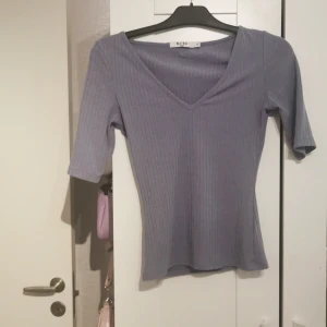 Tröja - Blå tröja från NA-KD. Använd nån enstakad gång. köparen står för frakt, skriv privat för mer bilder tex hur den sitter på. ❤️
