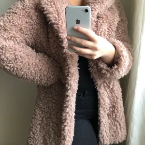 Pälsjacka storlek 36-38 - Ljusrosa/beige pälsjacka i storlek S/M. Otroligt mjukt material! Kan mötas upp i Stockholm alternativt frakta (frakt ingår i priset) 😊