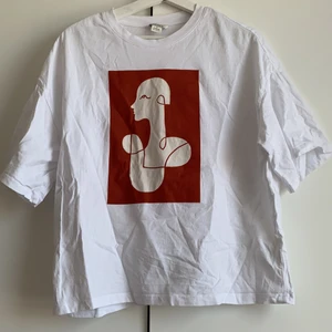 T-shirt - Oversized t-shirt med tryck. Använd lite i somras men i fint skick!