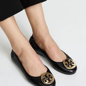 Tory Burch Ballerina - Ett par fina ballerina skor som passar utmärkt nu till våren/sommaren, dem kommer typ inte till användning pga att dem blivit för små💞 säljer för 400kr eftersom dem är lite slitna där bak, skriv för fler bilder!