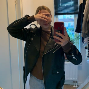 Trendig oversized skinnjacka - En skinnjacka köpt på NAKD för 700 kr. Använd en gång.  Jättesnygg, men säljer pågrund av att den tyvärr är för stor på mig. Köparen står för frakten och det går att välja spårbart paket✨