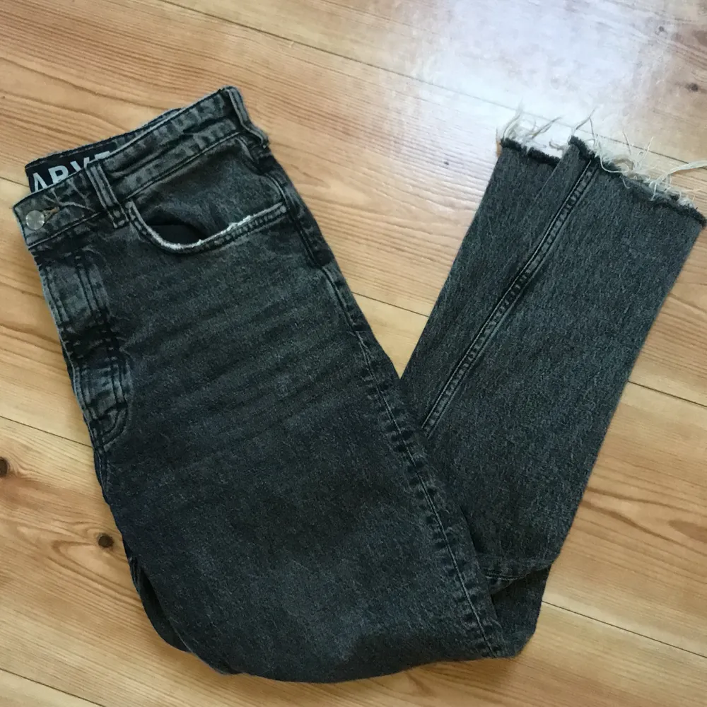 Knappt använda jeans från Karve i girlfriend modell, storlek Medium. Jeans & Byxor.