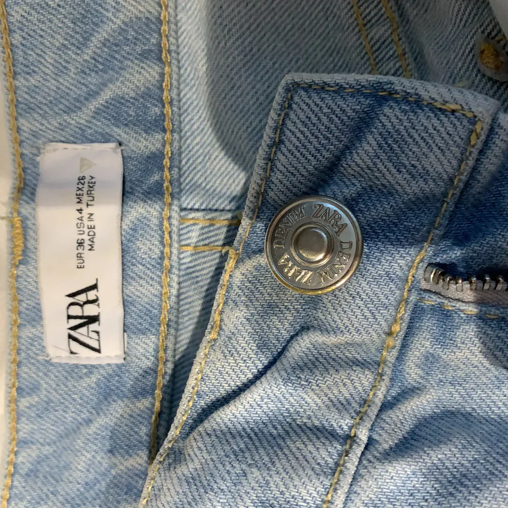 Säljer min fina jeans från zara pga att jag ej använder. Köpta för 400kr storlek 36 använda fåtal gånger. Jeans & Byxor.