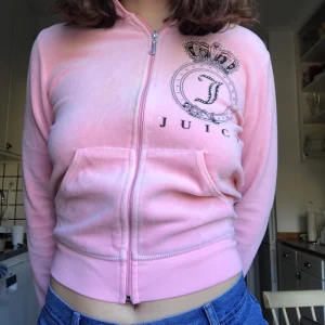 Juicy couture zip hoodie - Så fin ljusrosa juicy couture zip hoodie, är i storlek m men sitter mer som en s! Hör av er vid intresse!🥰🥰 (Liten fläck fram men knappt synligt!)