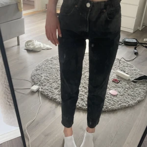 Jeans - Min jeans säljes! Kan fraktas om köparen betalar annars mötas upp i Göteborg. Är 170🤍