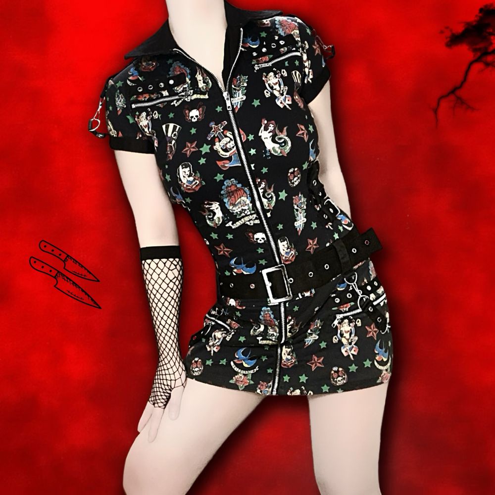 “𝑼𝒏𝒕𝒂𝒎𝒆𝒅 𝒂𝒏𝒅 𝒖𝒏𝒍𝒆𝒂𝒔𝒉𝒆𝒅.” Hey, you! Live out your wildest rockabilly dreamz i ’Rocka Bondage Dress’ från Hell Bunny🐰🔥⛓ Maxad med öljetter, kedjor, D-ringar, blixtlås, äkta fickor och avtagbara remmar fram/bak 🖤 Med snyggt 50’s inspirerat rockabilly motiv 👌🏻 Storlek S men kan göras tajtare eller lösare med sidospännena/bältet (midjemått 64-80cm och totallängd 76cm); supersnygg passform är lovad oavsett!! 📏✨ Certified deadstock! ⚰️ Inköpt 2011 för ca 860kr. Jag är 160cm. Frakt tillkommer på 66kr 💌. Klänningar.