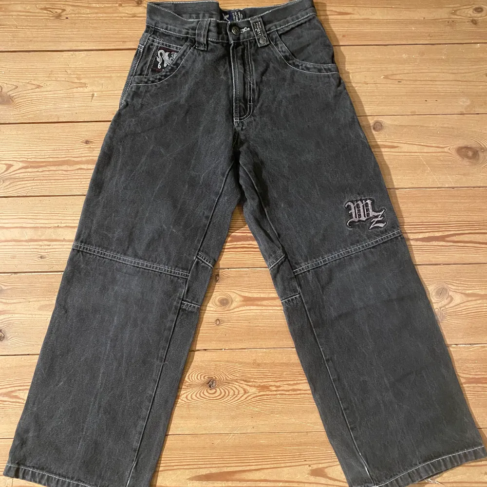 Coola gråsvarta skaterjeans (barn) i retro-stil!💥 Säljes i befintligt skick, precis som allt annat🌼 Skriv gärna vid frågor eller vid efterfrågan på fler bilder!. Jeans & Byxor.