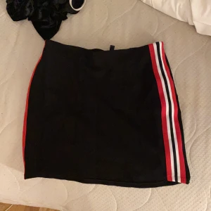 Kjol  - Kjol ifrån hm med ränder på sidan i storlek S aldrig andvänd 