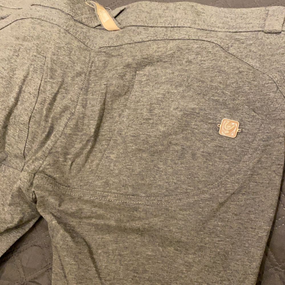 Jag vill sälja mina Freddy pants, dom är såklart äkta och NYPRIS är 900kr. Dom är använda ett par gånger men absolut inget fel på dom, endast skavt liite på lappen som sitter inuti byxorna. Byxorna i sig är jättesköna men jag vill köpa en annan färg.. Jeans & Byxor.