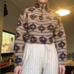Fleecetröja - Croppad fleece med kort dragkedja. Resårband nedtill. Nyskick!