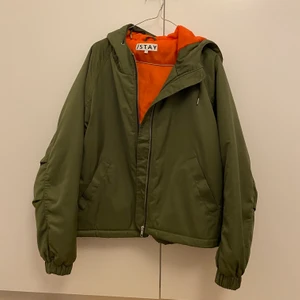 ”Bomberjacka” - Grön jacka i bombermodell från Stay. Aldrig använd, så nyskick. Storlek L.