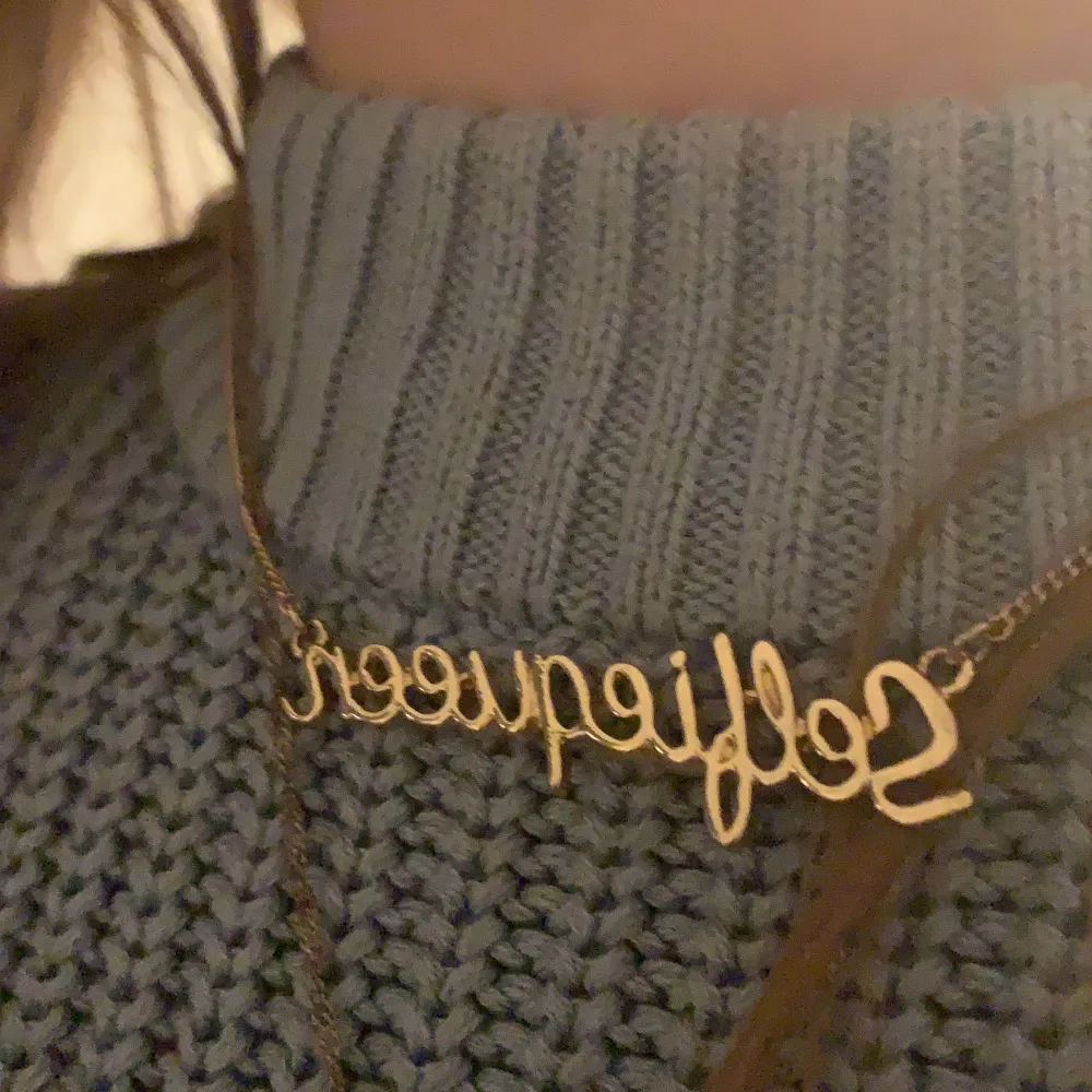 Ett halsband där det står ”selfiequeen”! Har ingen aning vart den är ifrån 🥰 aldrig använd, säljer för 60kr. Övrigt.