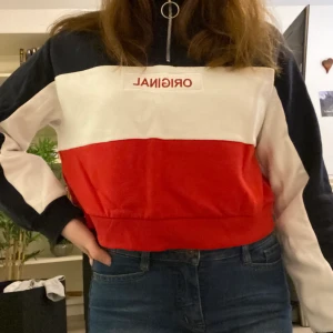 H&M Divided tröja strl S - Bra skick, nästan aldrig använd. Normal storlek S, jag är 168 cm lång och den sitter perfekt. Säljes då den bara har legat i min garderob ca 1,5 år. Nypris 100 kr