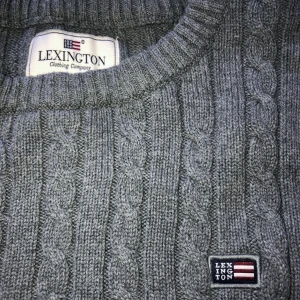 Lexington grå stickad! Storlek M - Tröja från Lexington i storlek M! Aldrig använd så i mycket bra skick! 120kr inkl frakt!!!