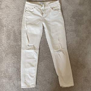 Vita jeans från zara med hål på knäna, storlek 36