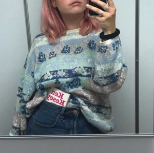 !!Stickat i pastell!! - Stickad tröja i Norrlands-stuk i färgerna vit rosa och blå pastell strl M-L 💕💕💕💕💕 GÖRskön