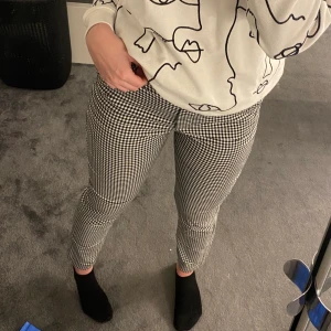 Rutiga kostymbyxor från nakd  - NAKD x Nicci Hernestig kostymbyxor i storlek 36. Jag är 174 cm lång. Verkligen fina i skicket då dom endast är använda 2 gånger.                                 Frakt: 44kr🚚💜