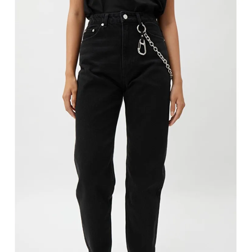 Säljer Weekdays Svarta jeans i modellen 'Lash Extra High Mom Jeans' i färgen 'Washed black', storlek 26/30. Skickar fler bilder vid intresse. Köparen står för frakten. Startpris 200kr. Jeans & Byxor.