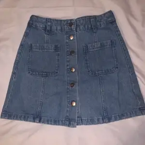 Kort jeans kjol, knappt använd, storlek S, finns i halmstad men går att fraktas 