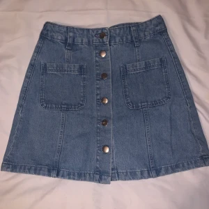 Jeans kjol - Kort jeans kjol, knappt använd, storlek S, finns i halmstad men går att fraktas 