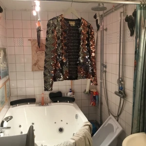 Gold, siliva och diamond fest jacket  - En nyfiken,mysig,stylish,unik och söt glitter fest jacka som matcherar till allt.man kan  ha den som en top eller jacka . Finns fler bilder och bud i kommenterna .Då passar xs-m