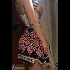 Sommarklänning  - Super söt klänning perfekt till sommaren. Den är tight i bysten och midjan men svajig och luftig ner mot knäna🥰