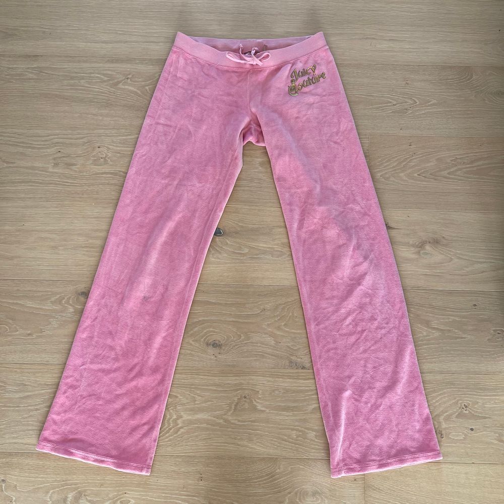 Juicy Couture tracksuit Byxor i storlek SđĂktađ innerbenslĂ€ngden Ă€r ca 90cm och byxorna Ă€r i flairemodellđ bara att skriva för fler mĂ„tt eller bilder. (SĂ€ljer Ă€ven matchande tröja i annan annons, men hĂ€r endast byxorna)đ dĂ„ mĂ„nga var intresserade blir det budgivning hĂ€r i kommentarernađ . Jeans & Byxor.
