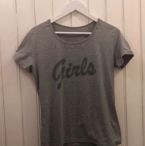 ”Girls” t-shirt  - Säljer min älskade t-shirt då jag inte gillar hur passformen sitter på mig. Skulle säga att det är ett finare begangnat skikt. Märket eller storleken står ej men skulle säga att den passar XS/S och möjligtvis M beroende på hur du vill ha passformen. Frakten ingår i priset men priset går att diskutera. Övriga frågor kan besvaras i kommentarerna 💕. (Obs: passformen är inte som den 3e bilden)