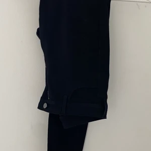 Svarta jeans - säljer ett par svarta skinny jeans från H&M i storlek 26 alltså 34/S. Aldrig använda då jag tycker att de inte passar mig. Är ca 171!