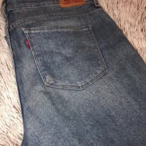 levis jeans i ljus blå tvätt, storlek 31