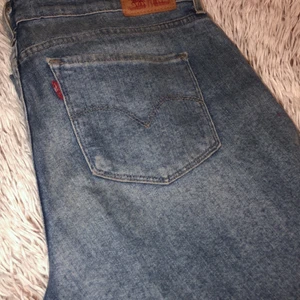 levis jeans 711 skinny - levis jeans i ljus blå tvätt, storlek 31