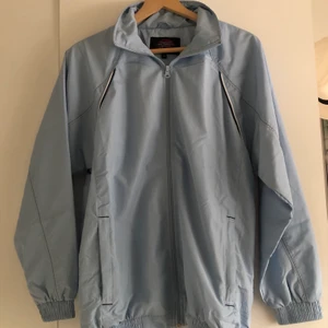 Vintage windbreaker  - Säljer en vintage windbreaker/tunnjackai size XS, skulle dock säga att den sitter mer som en S+. Den har inga flaws eller fläckar whatsoever, väldigt fint skick. Köpt secondhand och har aldrig använts av mig. Frakt tillkommer😼