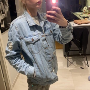  oversized jeansjacka - Skit fin jeans jacka som inte kommer t användning💕 från herr avdelningen strl S så en M i tjejstorlek typ