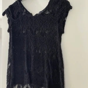Spets topp  - Svart spetstopp med dragkedja på baksidan. I storlek 34. Säljer för 80kr