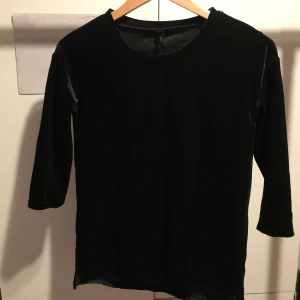 Svart tröja - Svart velvet tröja. Medelärmad. 