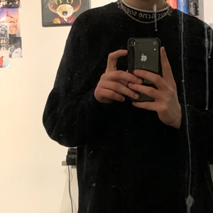 Acne studios sweatshirt  - storlek Xs men passar väldigt oversized så skulle säga L/XL Cond: 9/10 skriv om du har frågor!