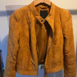 Mockajacka - Nypris 300kr. Använd endast 2 gånger. Säljer då jag inte tycker om färgen. Passar storlek s/xs.