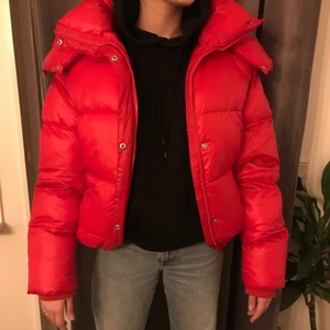 RÖD PUFFEER JACKA - Super snygg puffer jacka i röd som är oversize. Jag är 170 cm och bär 36. Köparen står för frakten 💓🥰