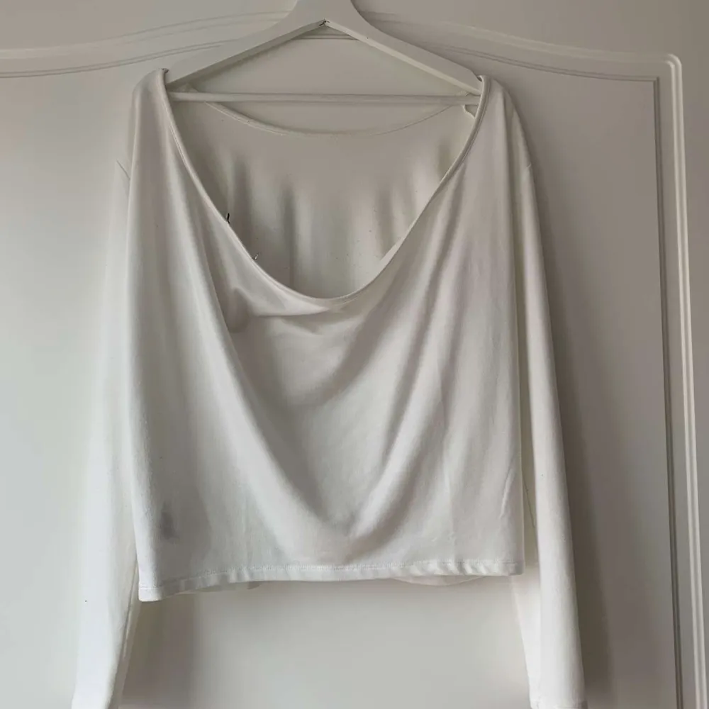 En jättefin vit långärmad tröja med en djup rygg. Fin vardagströja som också går att klä upp. Den är från Nakd i storlek S och är endast använd en gång vilket gör att den är i mycket fint skick. Säljs pga att den inte används längre💕💕. Tröjor & Koftor.