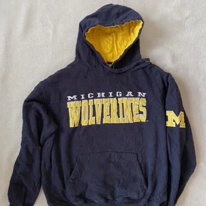 Blå Hoodie med gul Michigan Wolverines-tryck - Blå Hoodie med gul Michigan Wolverines-tryck